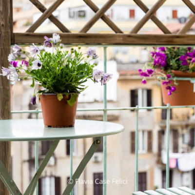 home staging di casa vacanze a Roma - balcone (dettaglio)